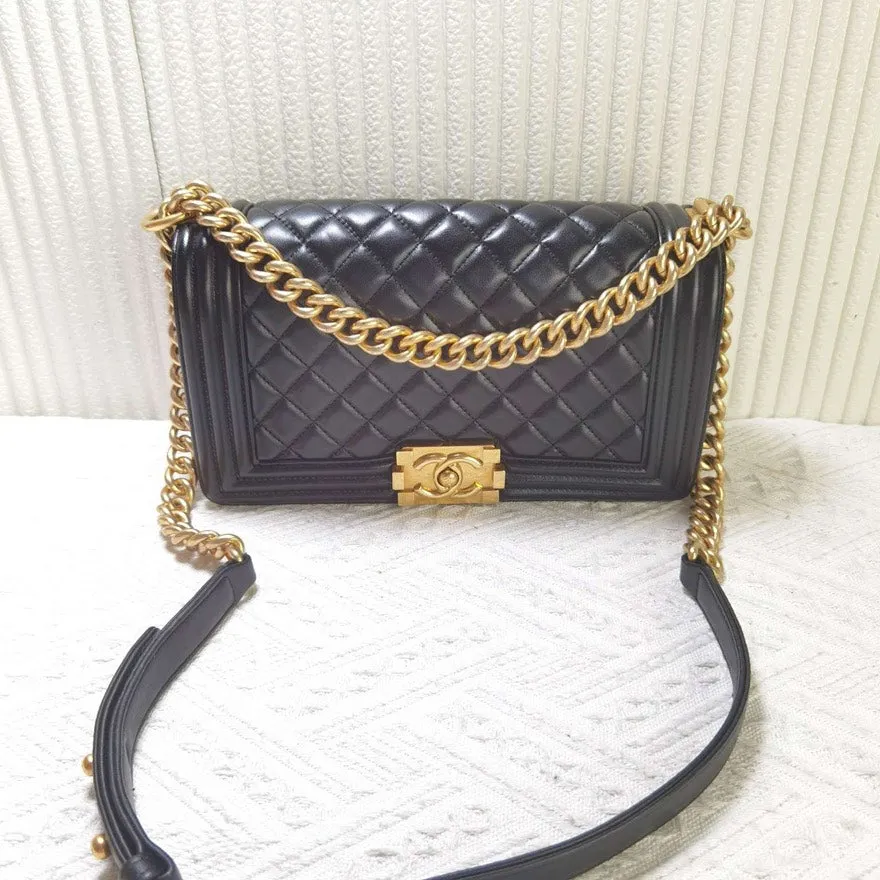 Shockproof Chanel Curated selection Shoulder Bag Black Medium Bag Leather Boy Le